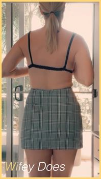 Wifey Flashes Her Perfect Amazing Ass for Enjoyment