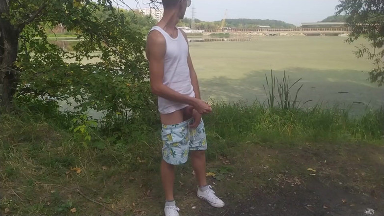 Dick Boys Studio: Un mec branle sa grosse bite dans le stade