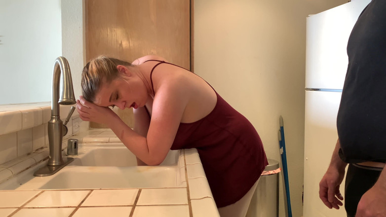 Erin Electra: Mama vitregă blocată în chiuvetă are parte de pula fiului vitreg în...