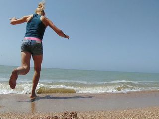 Alexa Cosmic: ビーチの海でヌードを泳ぐセクシーなレキシー、いちゃつく、ポーズをとる、水で遊ぶ、太陽と海を楽しんでいます!