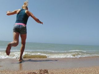 Alexa Cosmic: Sexig Lexy Simmar naken i havet på stranden, flirtar, poserar,...