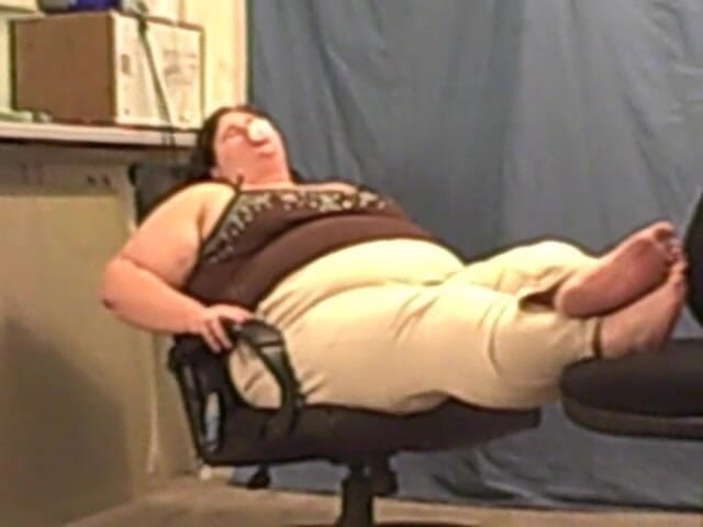 BBW nurse Vicki adventures with friends: Ssbbw Angie chewing and blowing gum for you