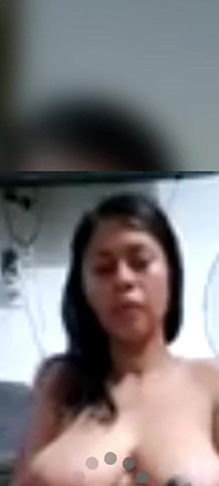Minha meia-irmã se masturba com seus brinquedos até ela gozar