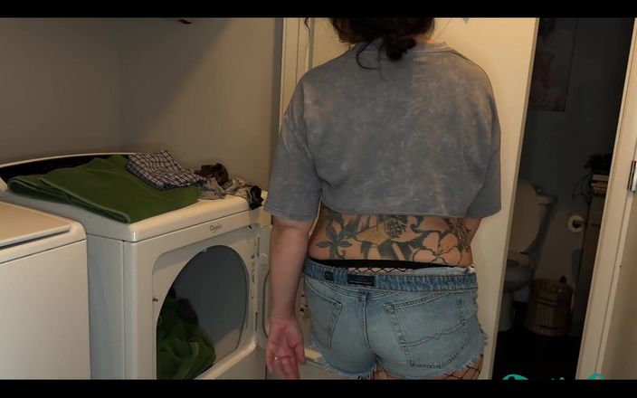 PsiloSiren: デイジーデュークス、黒い網タイツ、クロップトップTシャツを着たスパイシーなTradwife Lifeiドレスは、私の家事をします