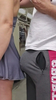หนุ่มบ้าน้ําแตกใต้ชุดบนรถไฟใต้ดินเสี่ยงโดนจับได้
