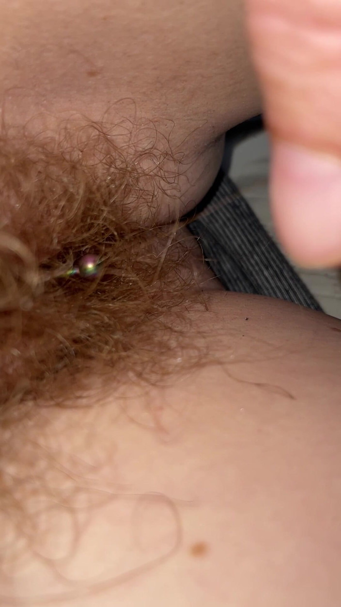 MistressWriggler: Ein haar, himmel als einzelner schamhaar wird um mein kitzler-piercing...