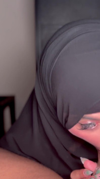Istri berhijab nyepong kontol hitam diam-diam