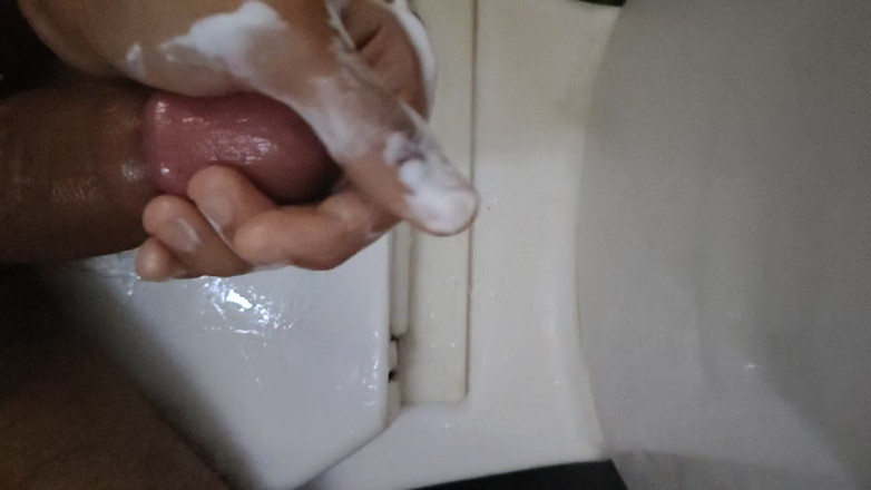 slayboy69: Mengusap batang menggunakan syampu dan pancutan mani keras