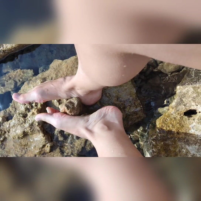 Hairy couple: Footjob na morzu