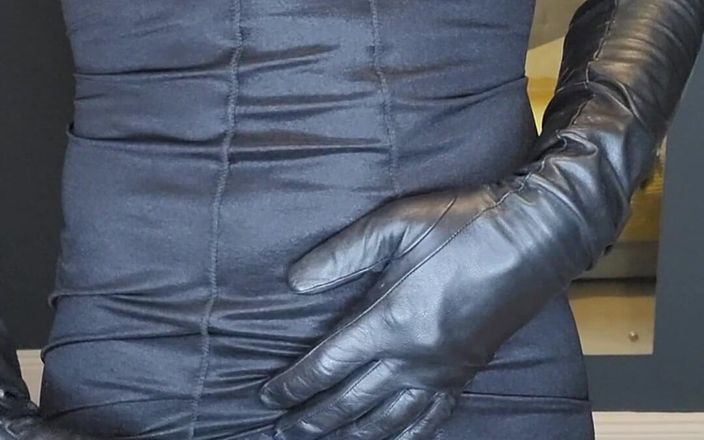 Jessica XD: 長い革の手袋をはめて、黒のコルセルテと完全にファッション化されたストッキングをからかって、ムラムラさせていますか?そこで、私たちは