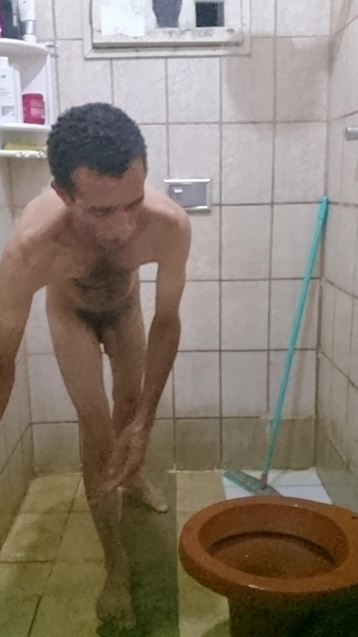 osmar1221: Yo tomando una ducha con un duro y masturbándome hasta...