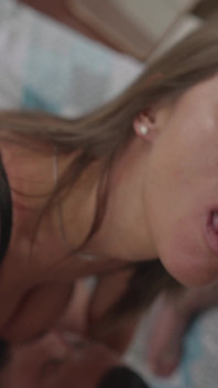 Bystiga tyska MILF Susi har en fyrkant med tre yngre män