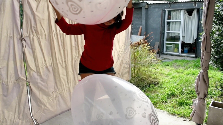 melu_world: Looning Outdoors with 36inch Big Balloons - Bunny Looner