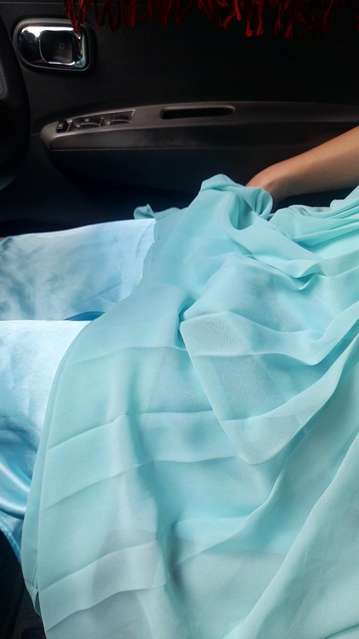 Naomisinka: spust ubrany w niebieską sukienkę szyfon z satynową podszewką