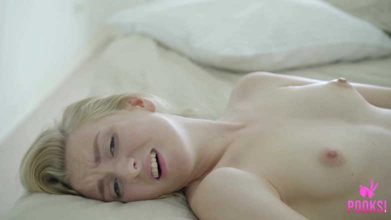 Pooksi: Atrayendo a la joven rubia Stella vibra su coño hasta...