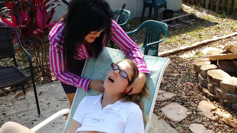 Tropical Lust: Kendra Lynn plays with her stepmom