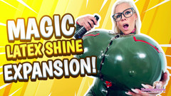 TheBustySasha: Magický latexový lesk pro expanzní prsa