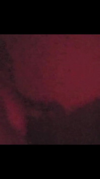 Une GILF Sexy Ramasse Et Baise Un Mec Au Hasard Dans Une Chambre Rouge Coquine