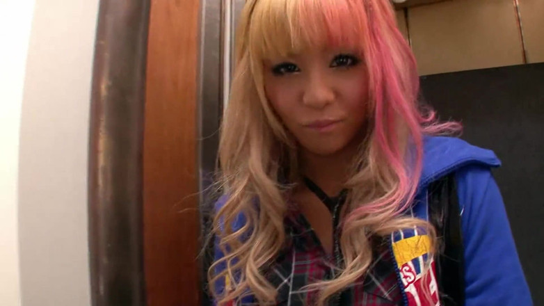 Pure Japanese adult video ( JAV): Rubia japonesa chorrea y chupa una gran polla en primer...