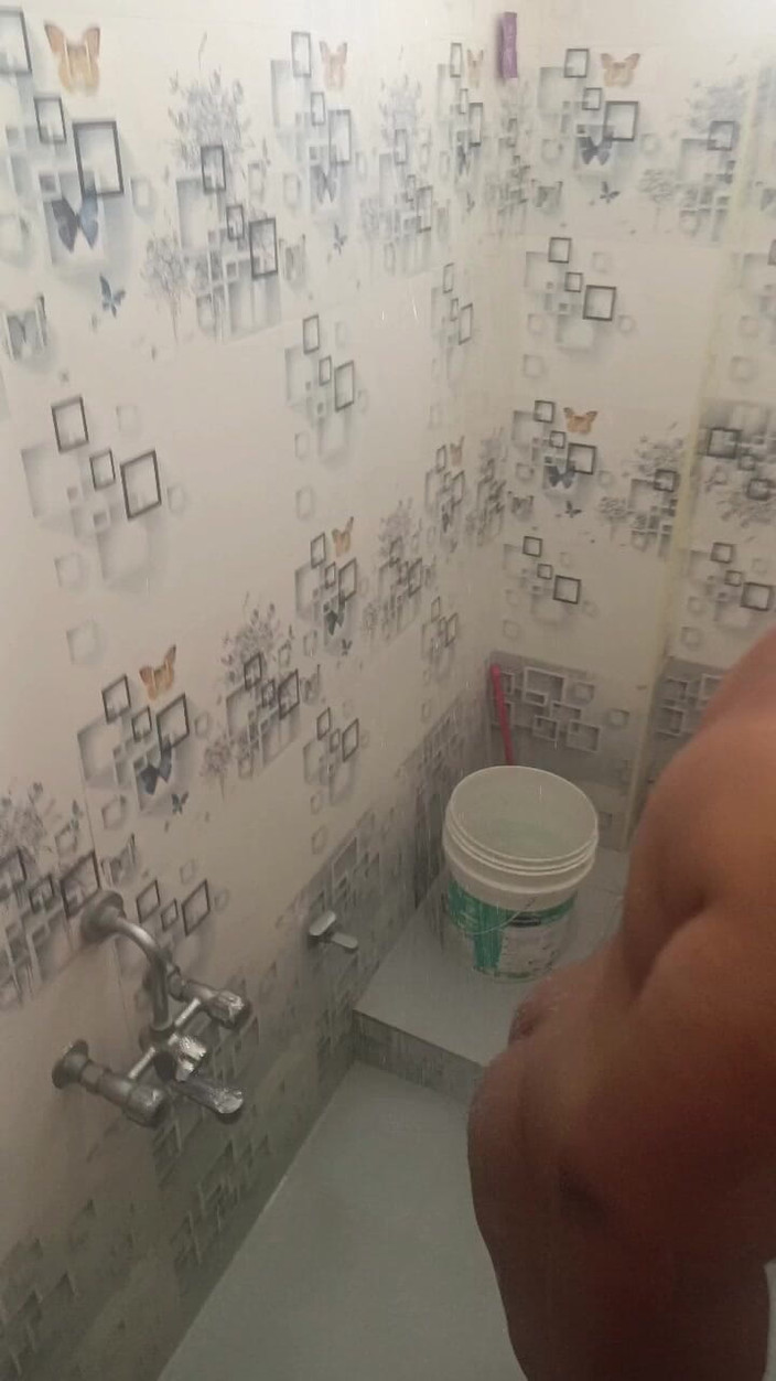 Ilakkiya: おばさんの入浴バイラルビデオ