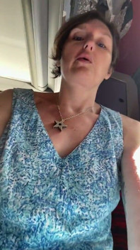 Madrasta Brinca Com Sua Buceta Fedorenta Na Parte De Trás Do Ônibus, Então Cheira E Chupa Seus Dedos Fedorentos!