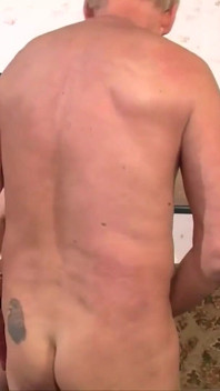 Bite mature, dans une MILF blonde... Trio mature