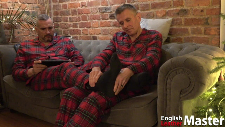 EnglishLeathermaster: Cặp đôi già tôn thờ chân vào Giáng sinh