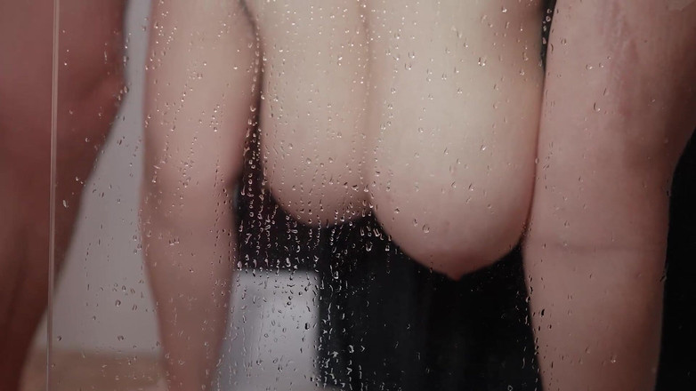 MILF and Big Wet Tits XXX: Prsatá holka miluje piss hry a šukání zadku