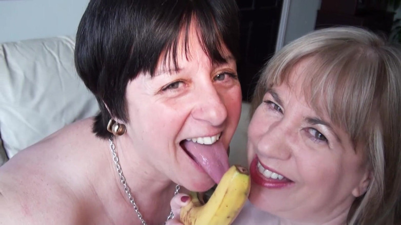 Dirty Doctors Clips - Mature British Lesbians: İki seksi olgun için muz oyun zamanı