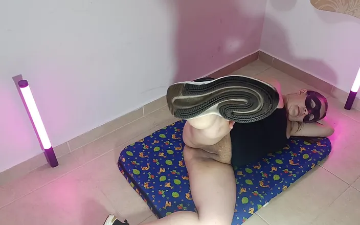 Valery Saenz xxx: Doing Exercises in a Thong for More Comfort