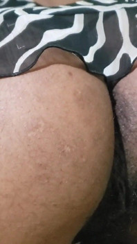 너무 대담한 키가 큰 매력적인 엉덩이가 거의 역효과를 낳습니다.