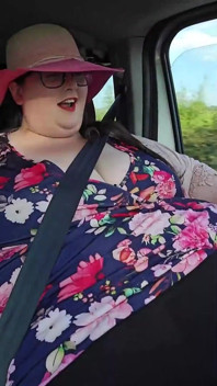SSBBW in Car Belly Play