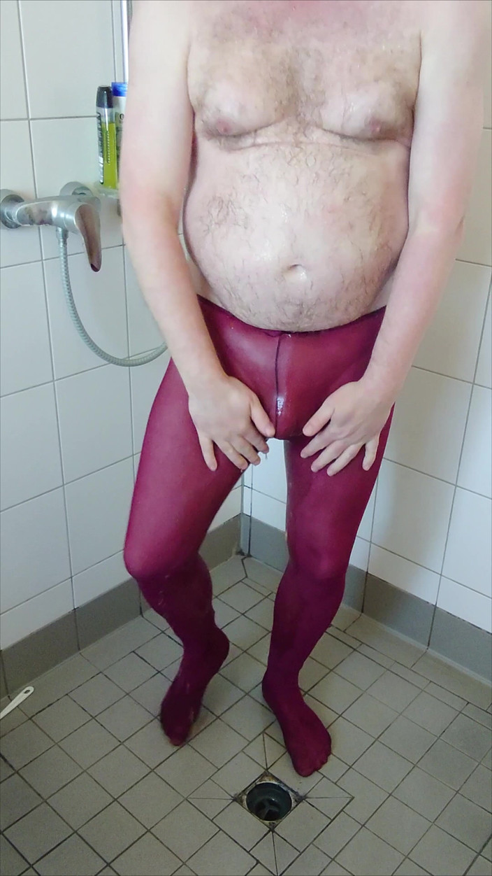 Carmen_Nylonjunge: Cewek sange dengan stoking seksi ini lagi asik muasin memeknya...