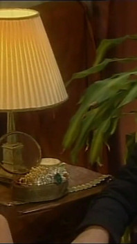 Ambassadör gillar att se sin fru knullas av sina gäster (full porrfilm)