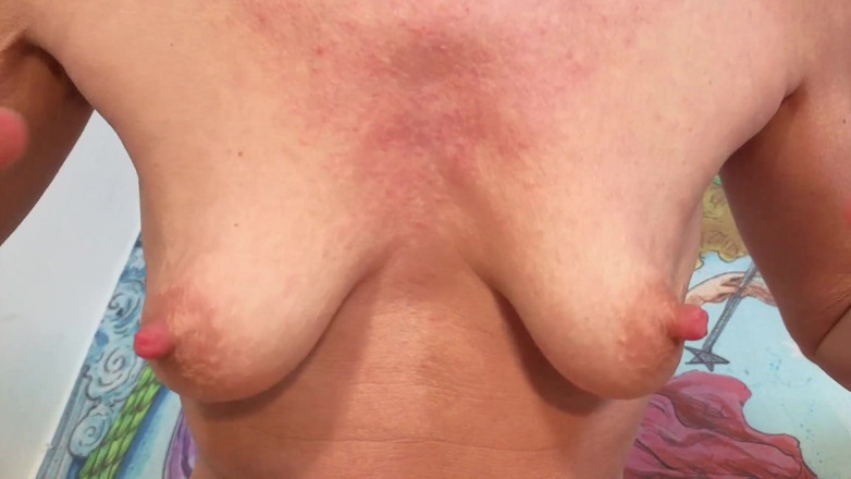 Lolacam: Petits seins naturels taquinent
