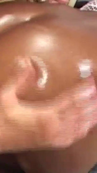 La mirada excepcional de la belleza la vuelve loca con su coño cachondo.
