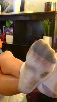 Schmutzige weiße knöchelsocken werden langsam entfernt