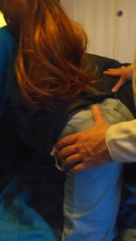 Adora quando a secco il suo culo nei jeans attillati