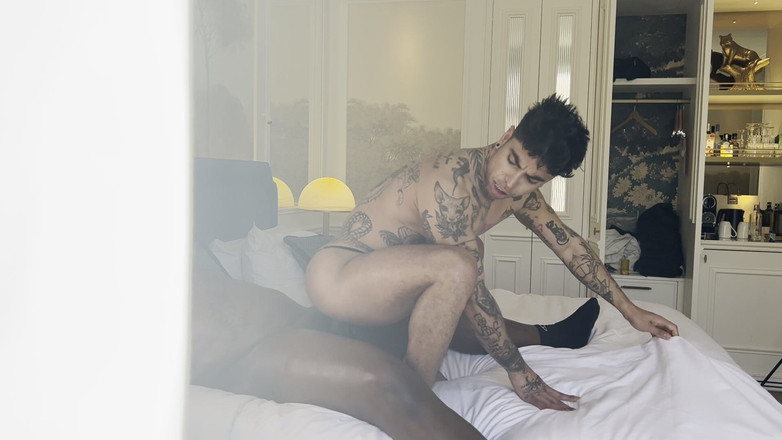 DADDYBLACKXXX: Mergokin ayah lagi asik ngentot sama pria bertato seksi kulit...