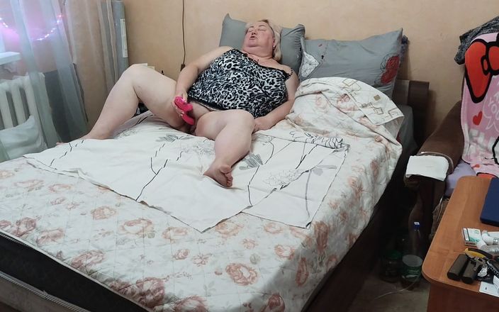 Zona901: Sousedka vyzkoušela novou sexuální hračku na její velké kundičce