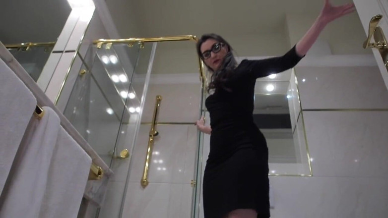 Lady Victoria Valente: Громкие шаги на высоких каблуках в ванной - фетиш на высоких каблуках, клип