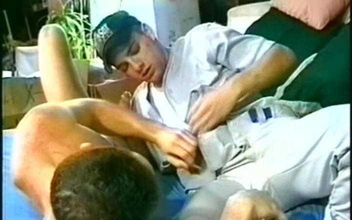 Gay RetroX VHS: Bărbați încălziți în îmbrățișare # 8