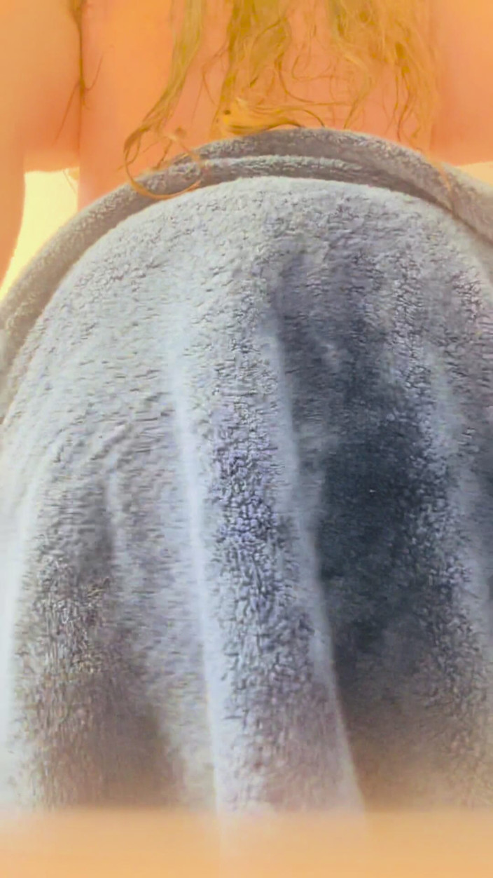 Good Girl McDuck: Undressing, Showing off My Body and Making Myself Orgasm