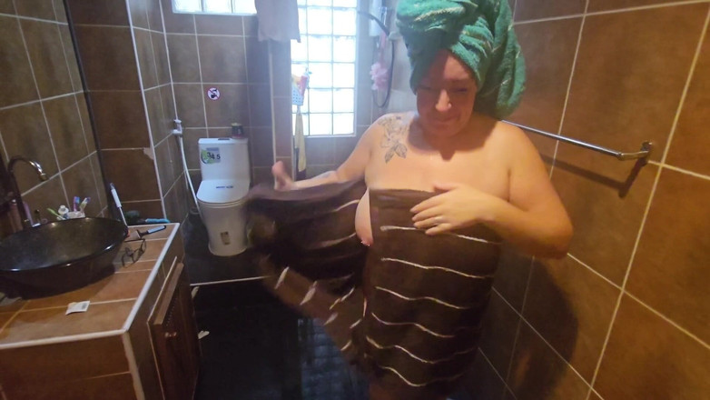 Jimbob Star Straight: Jade má sexy mýdlovou sprchu a holení