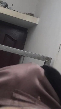 hot chhah paik larka kamre men maastarbeting kar raha hai