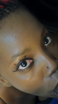 Ebenholz-schlampe war ein beschäftigtes mädchen, gerade mit dem waschen begonnen, während sie schlampigen blowjob auf den knien gab - mastermeat1
