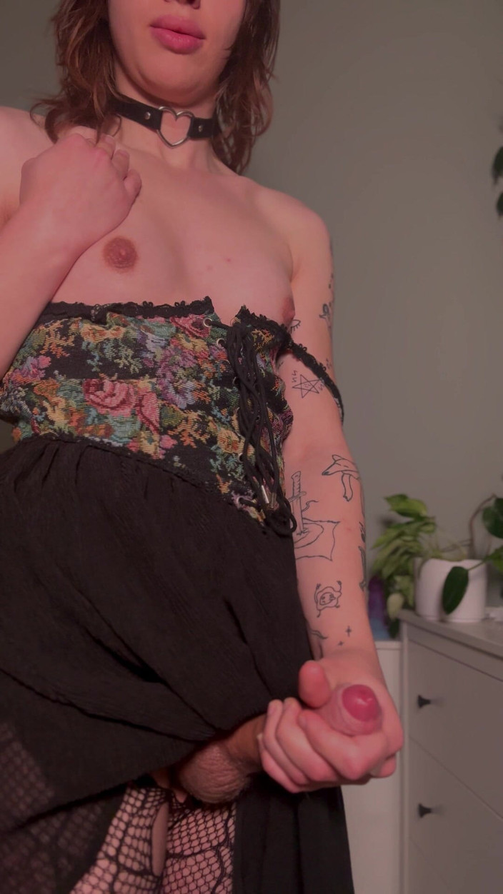 pastelle: Goth trans-meisje solo plezier in nieuwe jurk