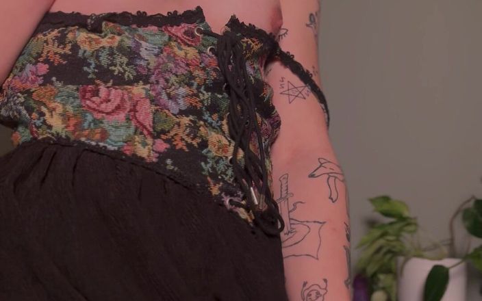 Pastelle Trash: Chica trans gótica en solo divertido en vestido nuevo