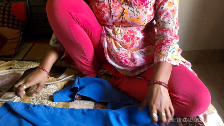 piryaprajapati: 옷을 다림질하는 동안 혼자 앉아 있는 Priya Bhabhi, 옷을 다림질하는 Priya Bhabhi