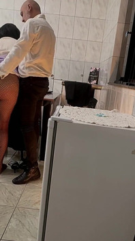 Sekretářka je překvapena fackami na zadek a anální penetrací s creampie